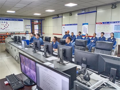 廖书记在听取合成车间关于创建清洁文明工厂的工作汇报.jpg