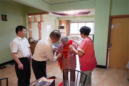 慰问50年党龄.JPG