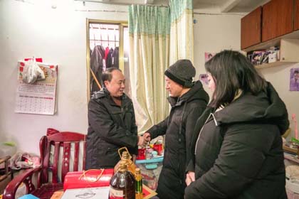 公司开展节前送温暖活动.jpg