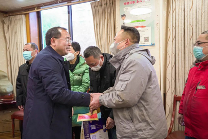 周锡江慰问员工.jpg