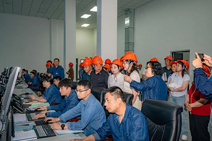 研学班学员参观泸天化.jpg