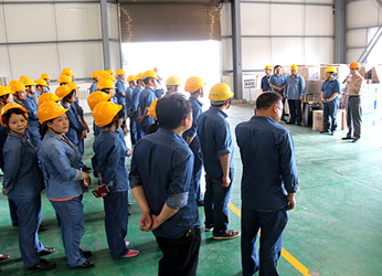 泸州市总工会领导为泸天化一线员工送清凉