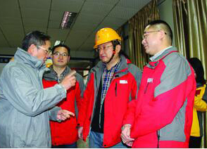 泸天化公司领导大年三十慰问生产一线员工