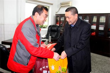 泸州市委常委、政法委书记、常务副市长封安来公司慰问全国英模李长江