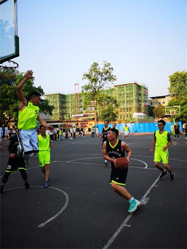 泸天化股份公司与合江榕山中学举行篮球友谊赛