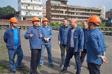 泸天化股份公司党委书记廖廷君一行深入江边码头督查防洪防汛工作