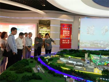 中国三农战略决策委员会主席陆德一行考察泸天化