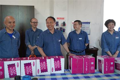 泸天化股份公司领导高温时节为一线岗位员工送清凉