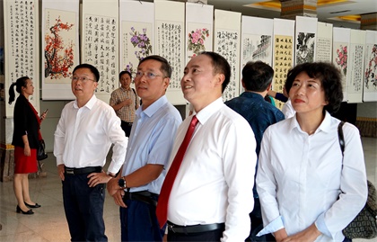 泸天化股份公司举行“三庆”活动文学书画摄影作品展