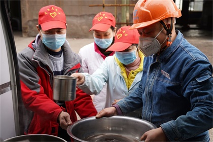 泸天化股份公司青年志愿者为一线员工送汤药