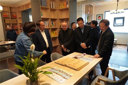 泸天化股份公司隆重举行职工文化活动阵地揭牌暨赠书仪式