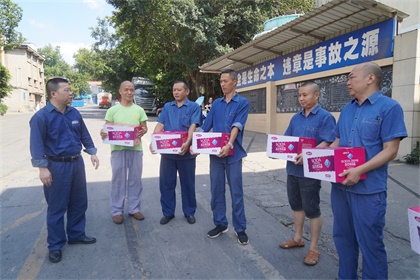 泸天化股份公司工会高温时节为一线员工送清凉 