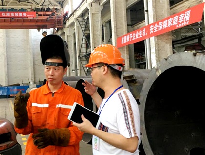 四川工人日报社记者就“一线职工战三伏”到泸天化进行采访报道