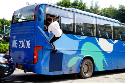 泸天化股份公司举行车辆道路交通事故应急演练