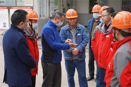 泸天化集团公司总经理宁忠培带队慰问公司除夕坚守岗位干部员工