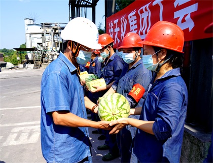 泸天化集团公司总经理宁忠培一行为一线职工“送清凉”