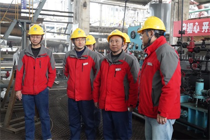 泸天化股份公司党委书记、董事长廖廷君深入大修现场为参战将士加油鼓劲