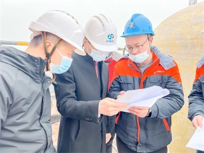 纳溪区副区长向来富一行到泸天化股份公司督导大气污染防治工作