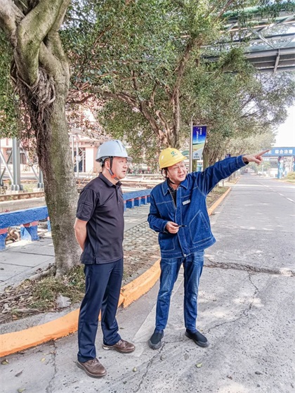 泸天化股份公司监事会主席罗航到生产现场调研