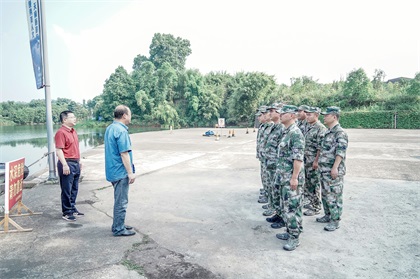 泸天化股份公司领导看望慰问民兵水上应急救援培训分队