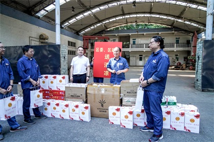 纳溪区委副书记、区长袁维荣带队来泸天化股份公司开展“送清凉”慰问活动