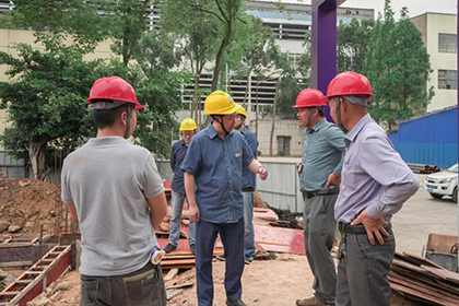 泸天化股份公司党委书记廖廷君深入施工现场开展安全生产督查行动