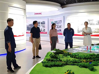 泸州市委副秘书长易泽莲调研泸天化档案管理