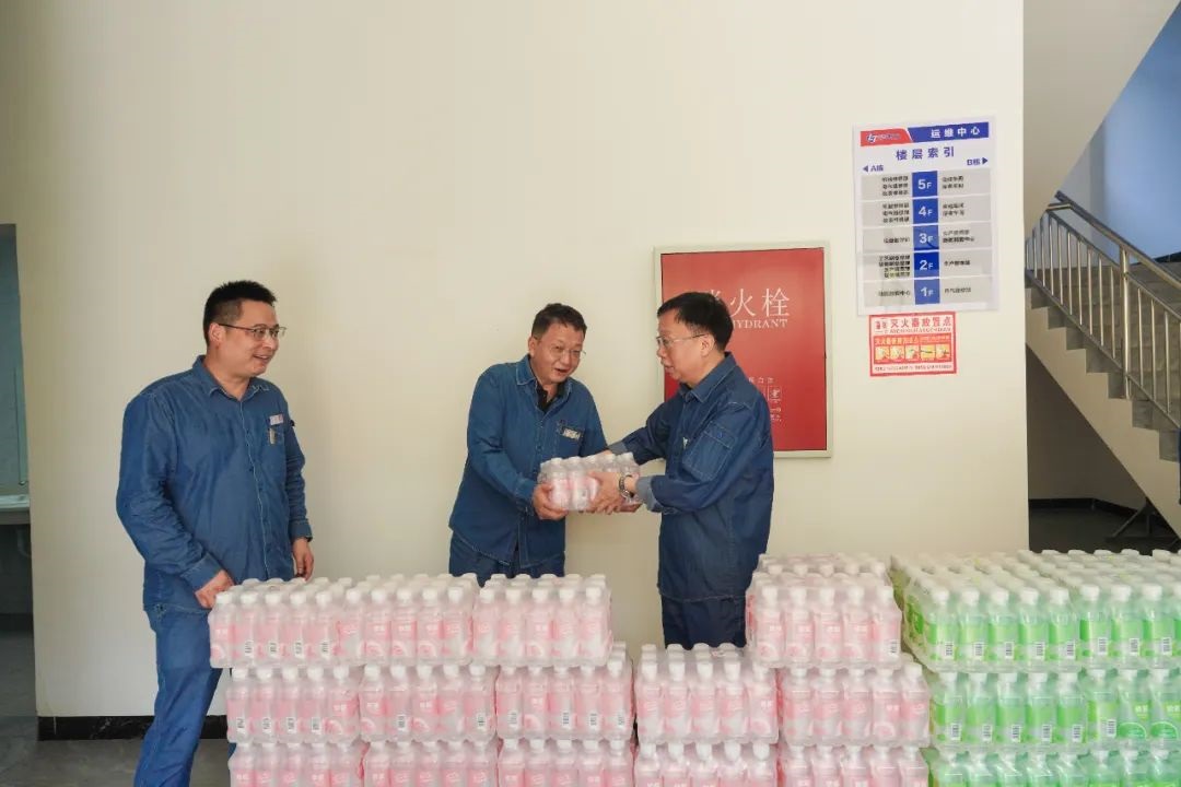 泸天化股份公司领导傅利才、陈伟慰问尿素造粒塔环保升级改造项目一线劳动者