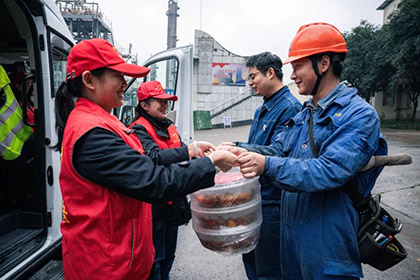 泸天化股份公司团委为大修一线员工送爱心午餐