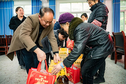 泸天化股份公司赴古蔺县椒园镇椒园村慰问困难农户