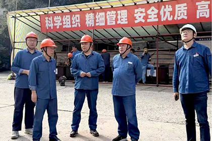 泸天化股份公司总经理傅利才率队到合成一装置大修现场检查指导工作